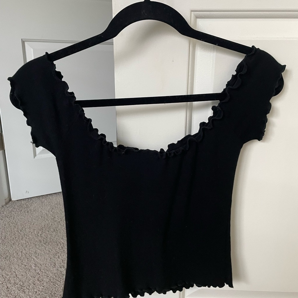 black off-the-shoulder rouched-sleeve crop top